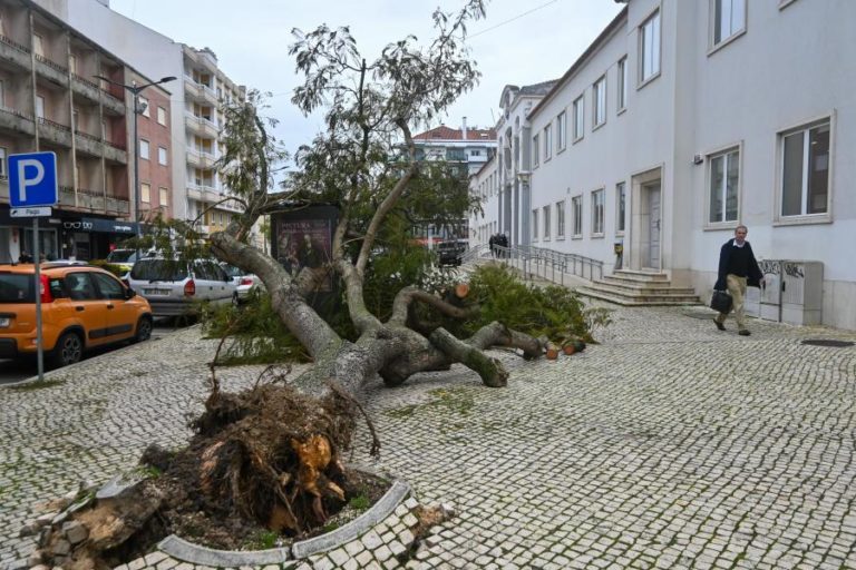 Vários municípios do Centro do país afetados pelo mau tempo cancelam desfiles de Carnaval