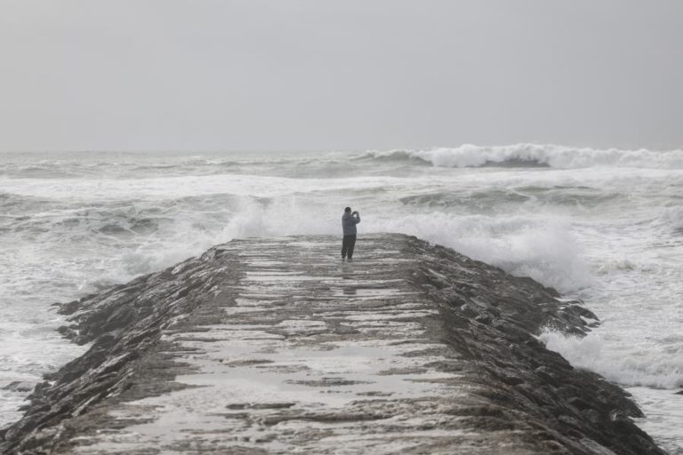 Sete distritos sob aviso laranja devido à agitação marítima, vento e queda de neve
