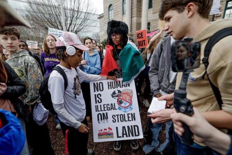 Tribunal de Recurso confirma política dos EUA de deter imigrantes sem fiança