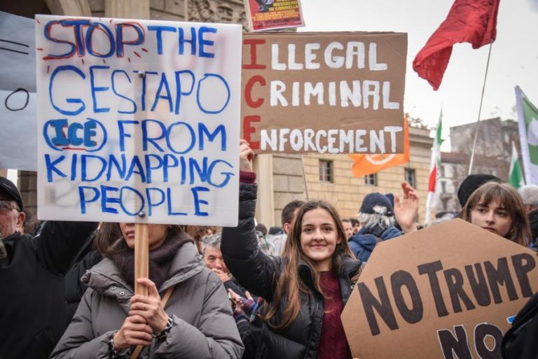 EUA gastam 38,3 mil milhões de dólares em alojamentos para imigrantes detidos