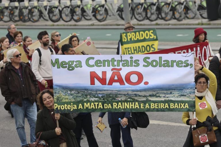 Mais de 100 pessoas em Lisboa mostram que “a Beira está viva” e é contra mega centrais solares