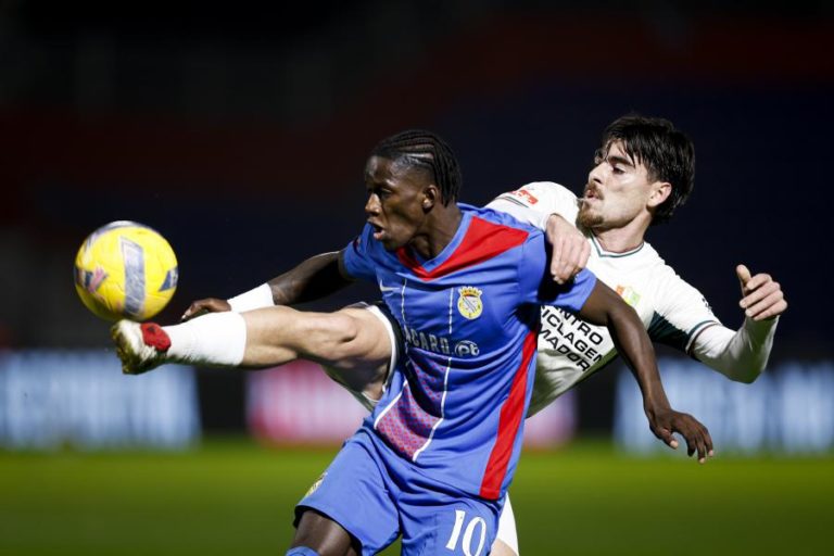 Alverca e Estrela da Amadora empatam com golos ‘tardios’