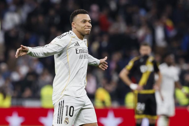 Penálti de Mbappé aos 90+10 dá vitória ao Real Madrid no dérbi com Rayo Vallecano