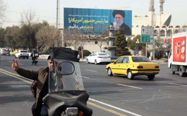 Khamenei concede indultos a mais de 2.000 reclusos