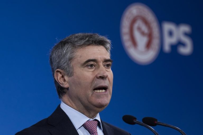 José Luís Carneiro formaliza recandidatura à liderança do PS