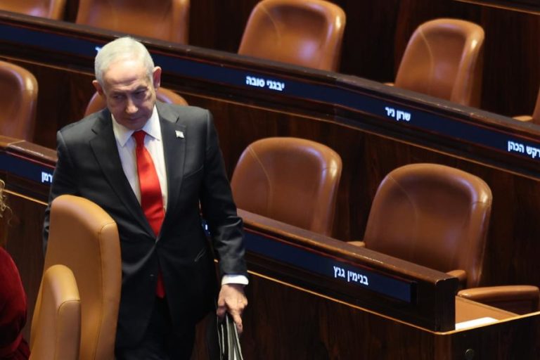 PM israelita vai a Washington para discutir com Trump as negociações com o Irão