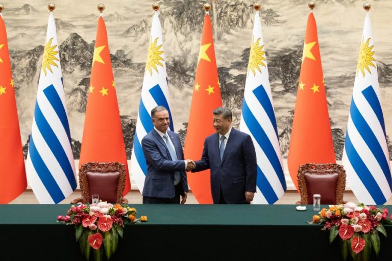 Xi defende mundo multipolar e globalização inclusiva em encontro com PR do Uruguai