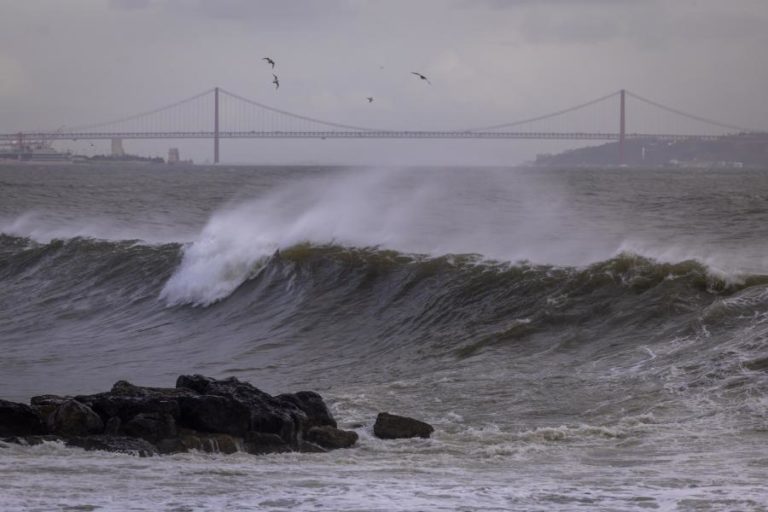 Proibida circulação de motos e veículos com lonas na Ponte 25 de Abril devido ao vento