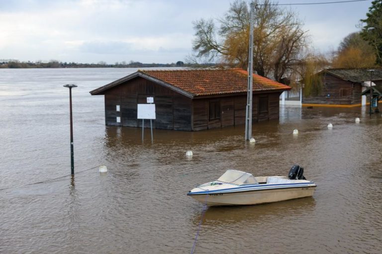 Rio Tejo comtinua a baixar e começa a deixar à vista destruição
