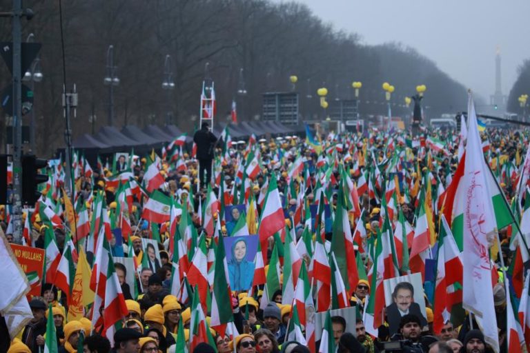 Irão: Cerca de 8.000 pessoas exigem em Berlim queda da República Islâmica