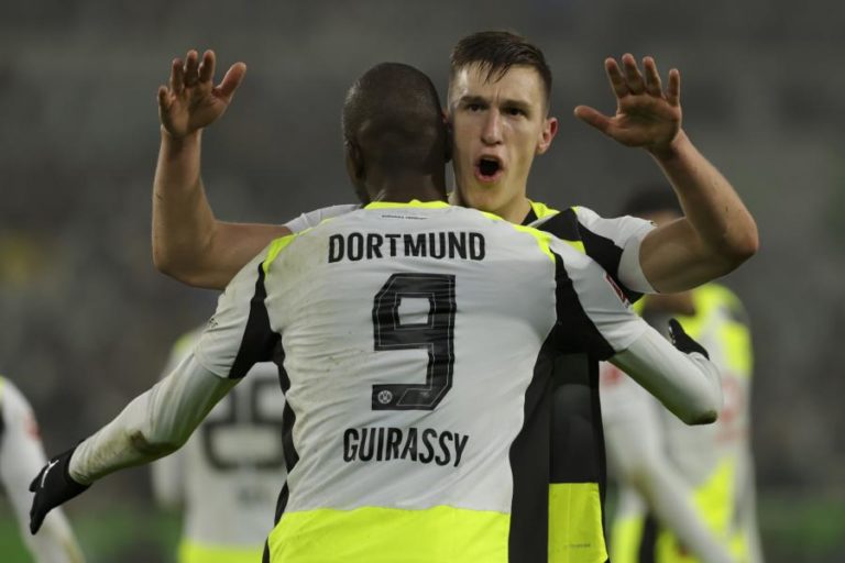 Dortmund vence em casa do Wolfsburgo e pressiona líder Bayern Munique