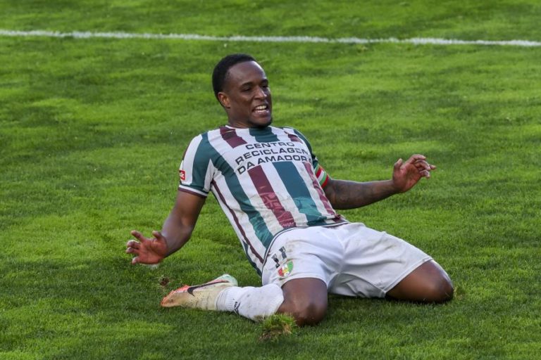 Estrela da Amadora vence Santa Clara na estreia de Petit nos açorianos