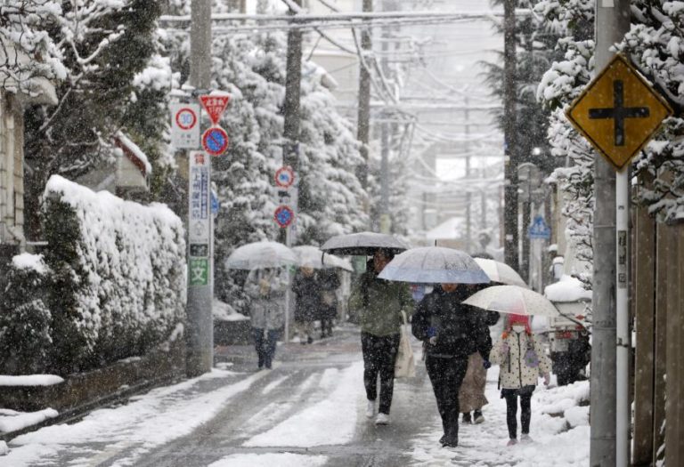 Fraca participação e forte neve marcam primeiras horas das eleições no Japão