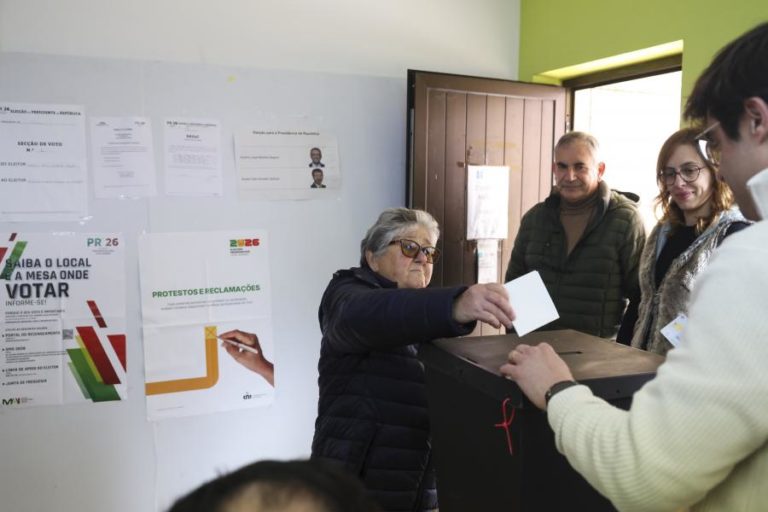 Afluência em linha com 1.ª volta com 45,5% dos eleitores até às 16:00