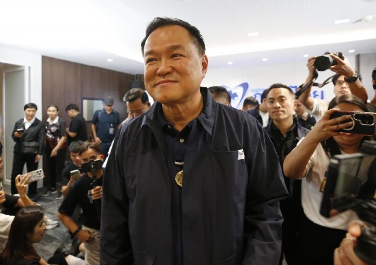 Primeiro-ministro conservador tailandês reivindica vitória nas eleições