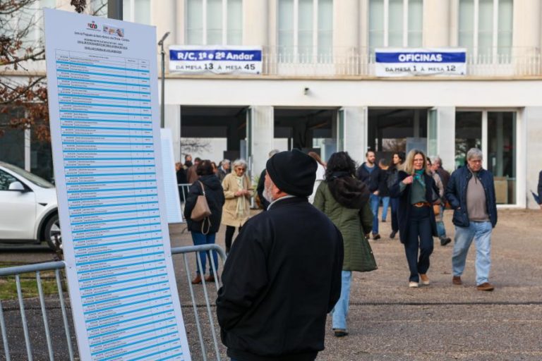 Projeções das televisões apontam para abstenção entre 37,5 % e os 48%