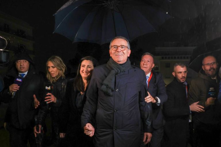 Seguro eleito Presidente com mais de três milhões dos votos