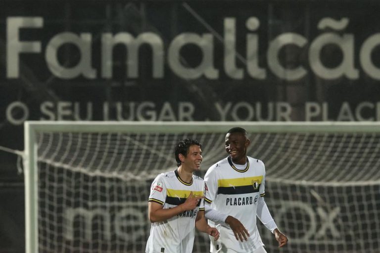 Famalicão vence em casa ao AVS após reviravolta
