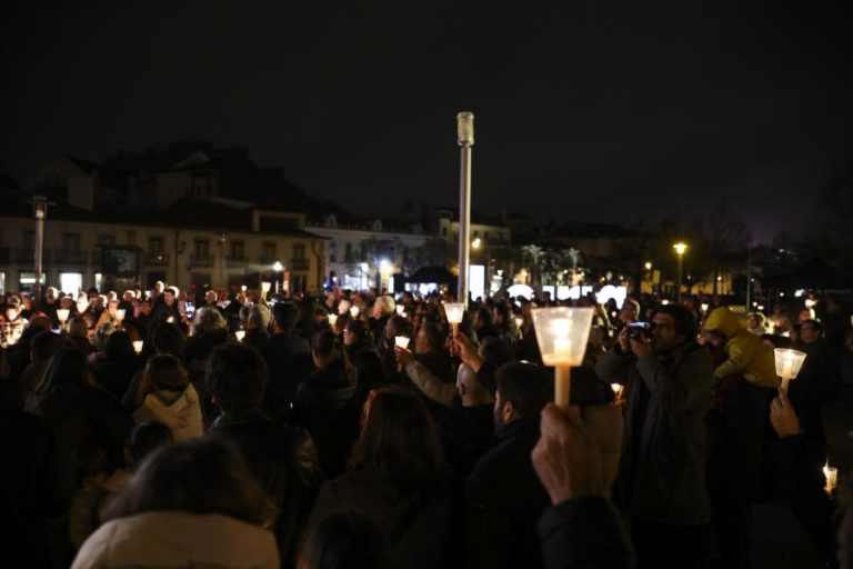 População de Leiria reúne-se em vigília em homenagem às vítimas do Kristin