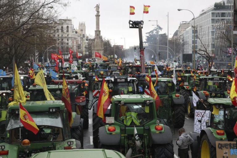 Cerca de 1.500 agricultores com centenas de tratores protestam em Madrid contra acordo com Mercosul