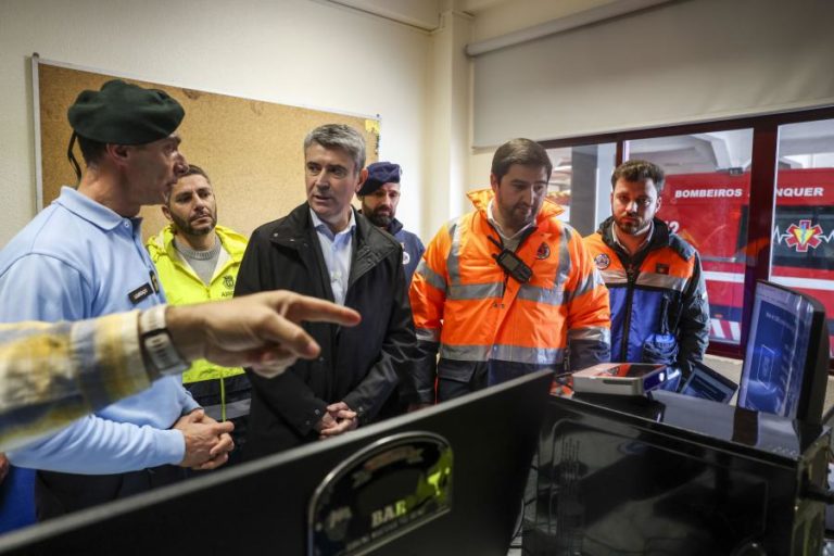 Mau tempo: Carneiro critica “visitas de médico” de governantes “sem dar resposta”