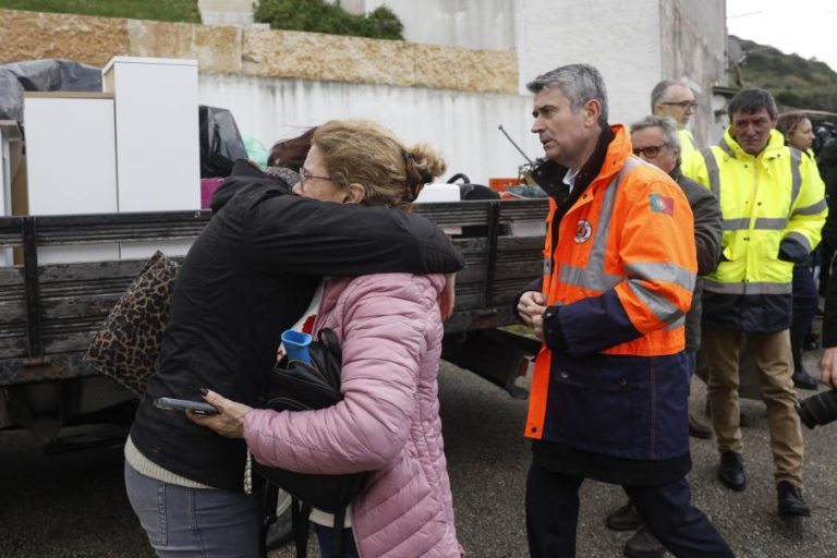 Líder do PS diz que apoios às empresas são insuficientes e promete novas propostas