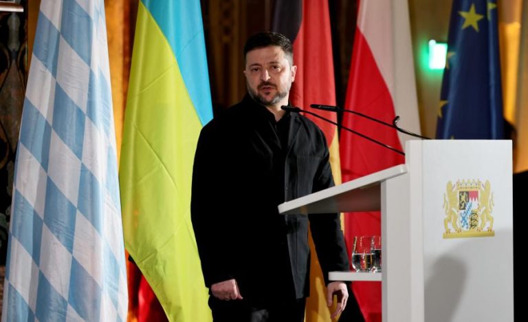 Zelensky pede data para adesão à UE e mais sanções a Moscovo