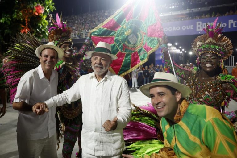 Oposição brasileira protesta contra homenagem a Lula no Carnaval do Rio