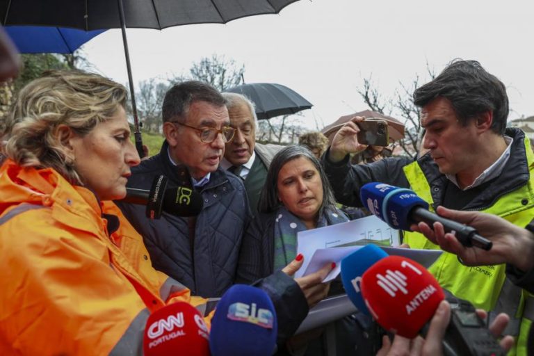 António José Seguro visitou estragos em Coimbra e deixou palavras de ânimo