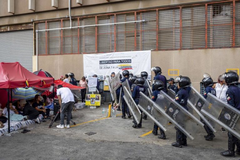 Mulheres familiares de presos políticos completam 72 horas em greve de fome em Caracas