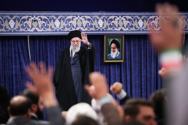 Líder iraniano critica posição negocial dos EUA e desvaloriza ameaças de Trump