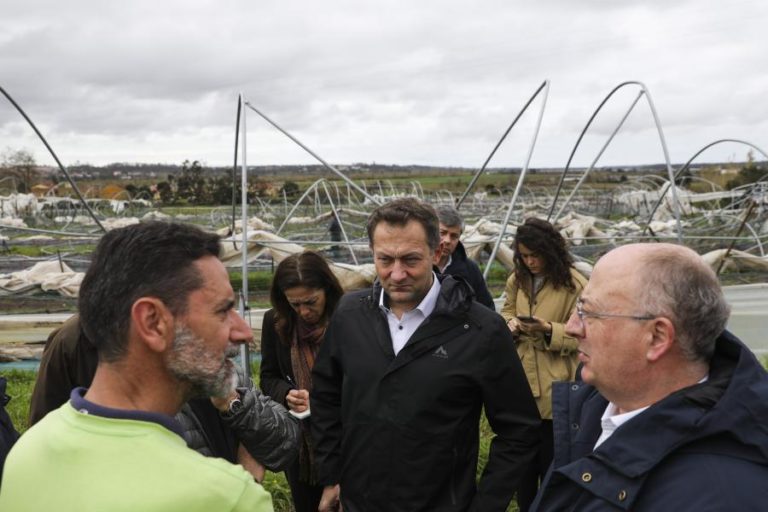 Comissário europeu promete resposta rápida e admite que reserva agrícola “não chega” para dimensão dos estragos em Portugal