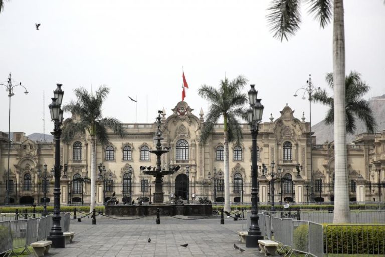 Deputado marxista e candidata de direita disputam a presidência do Peru