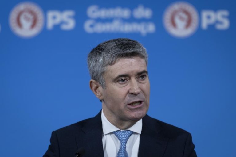 Carneiro apresenta recandidatura à liderança do PS e de novo sem oposição