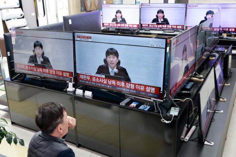 Presidente deposto da Coreia do Sul condenado a prisão perpétua