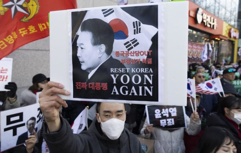 Presidente deposto da Coreia do Sul pede desculpa pela lei marcial