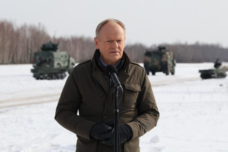 PM polaco pede aos seus cidadãos que abandonem Irão de imediato