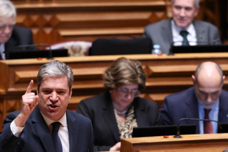 CDS diz que Costa meteu férias após incêndios de 2017, PS fala em “calúnia”