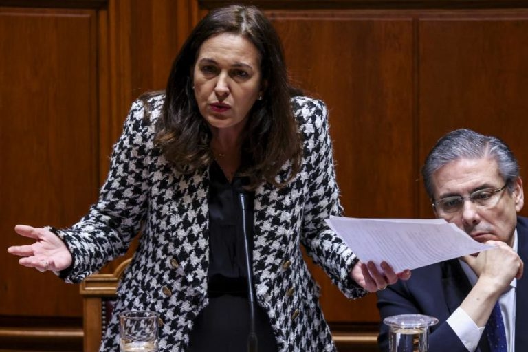 Ministra insiste no parlamento que proposta para acelerar processos é constitucional