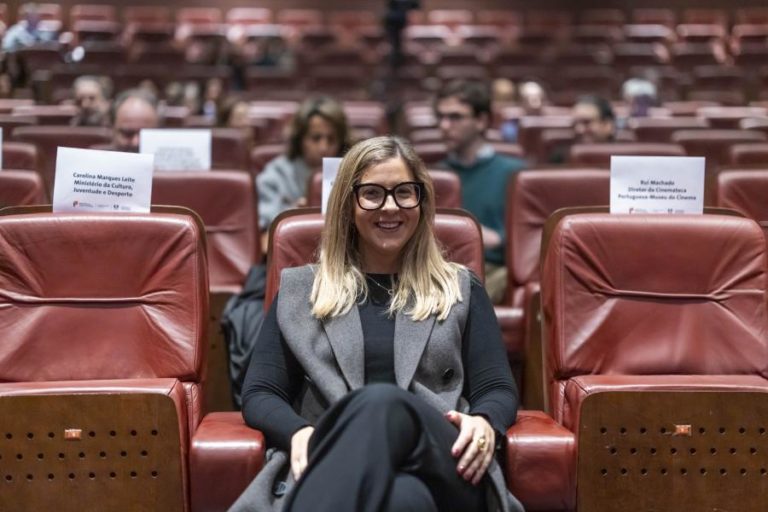 Ministra da Cultura revela que foram emitidos 30 mil cheques-livro no primeiro mês e meio