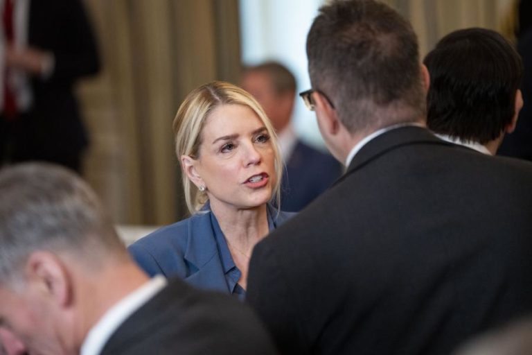 Governo dos EUA reexamina documentos de caso Epstein após acusações de ocultação de ficheiros