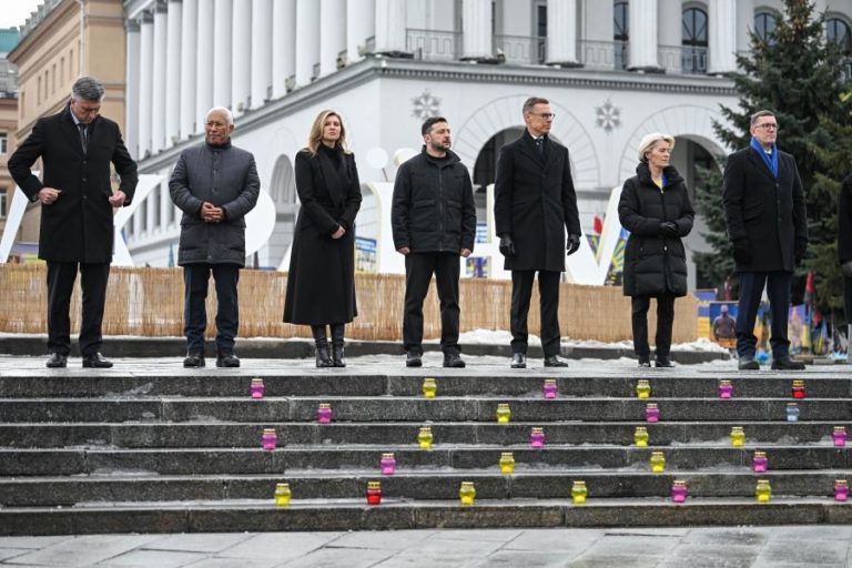 Zelensky diz que Putin não ‘quebrou’ ucranianos ao assinalar 4 anos da invasão da Rússia