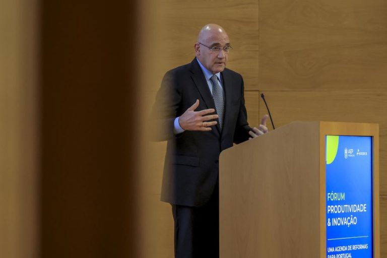 Passos Coelho considera “precedente grave” passagem de diretor da PJ para MAI