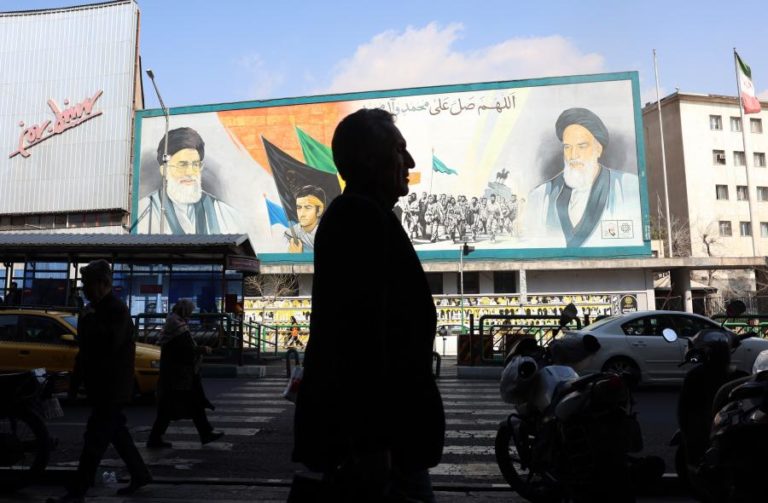 Protestos de estudantes universitários prosseguem pelo quinto dia consecutivo no Irão