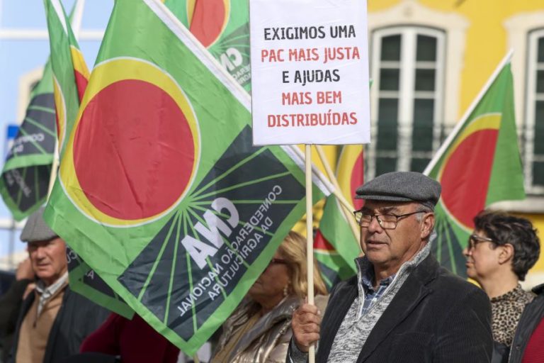 Meia centena de agricultores concentram-se em frente à Assembleia da República
