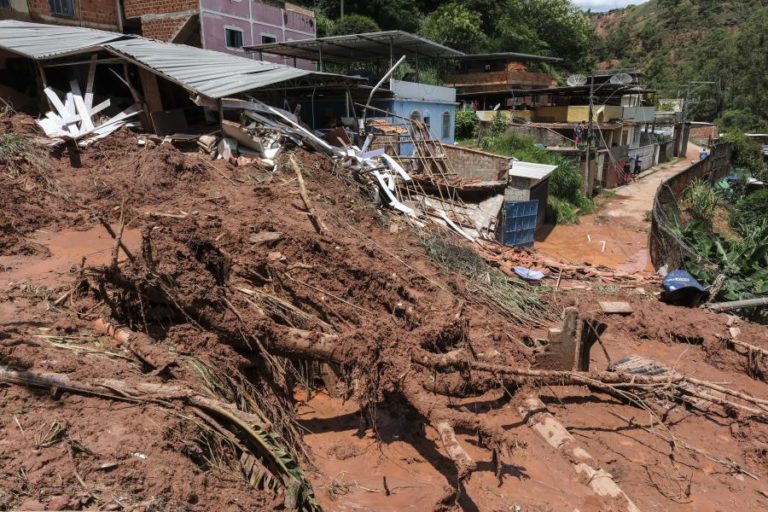 Sobe para 64 o número de mortos devido às tempestades no Brasil