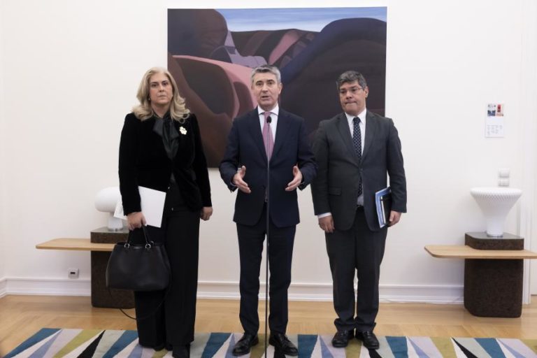 “Dois terços” das propostas do PTRR são também contributos do PS — Carneiro