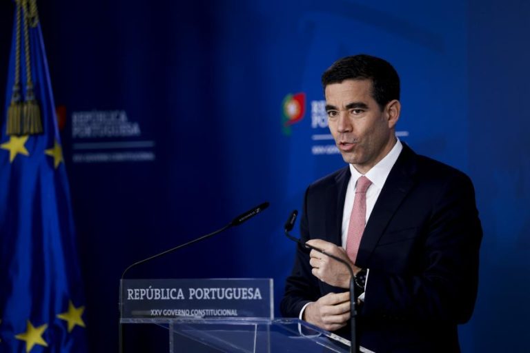 Governo reduz prazos e aumenta penalizações para acelerar pagamentos no Estado