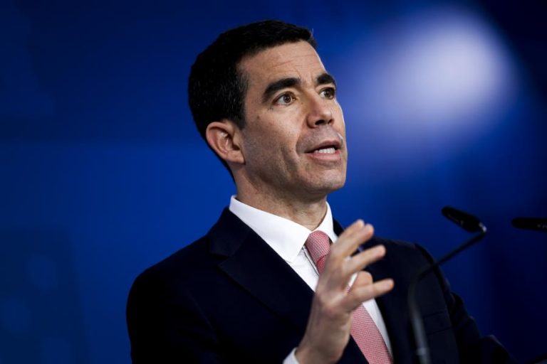 Leitão Amaro sublinha coesão e estabilidade do Governo sem comentar Passos Coelho