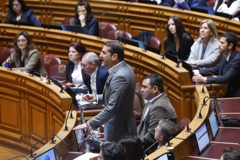 Parlamento chumba revisão do complemento de pensão de militares e polícias